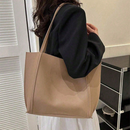 Kit Bolsa Sacola Tote Grande Minimalista com Bolsa Necessaire Interna Preta com Alça para Ombro