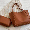 Kit Bolsa Sacola Tote Grande Minimalista com Bolsa Necessaire Interna Preta com Alça para Ombro